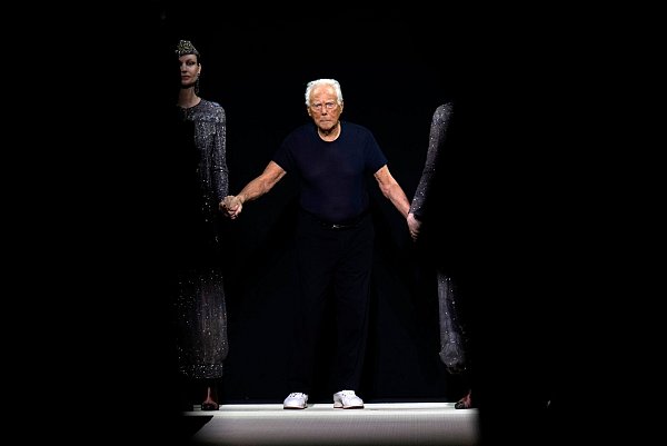 Giorgio Armani hatte bei der Präsentation der Herbst/Winter-Kollektion 2025/26 einen seiner letzten Auftritte. (Archivbild) - © Luca Bruno/AP/dpa