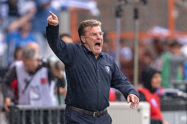 Auch in Bochum spitzt sich die Lage zu: Dieter Hecking bei der Niederlage in Paderborn. - © David Inderlied/dpa