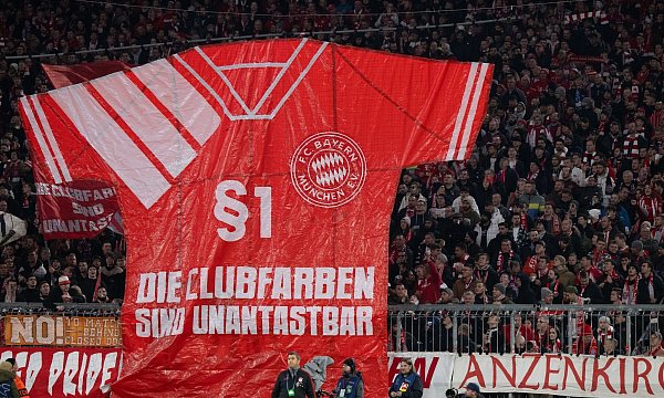 Dass FC Bayern häufiger mal in Schwarz statt in Rot-Weiß aufläuft, sorgt in der Münchner Fankurve seit Jahren für Proteste. - © Sven Hoppe/dpa