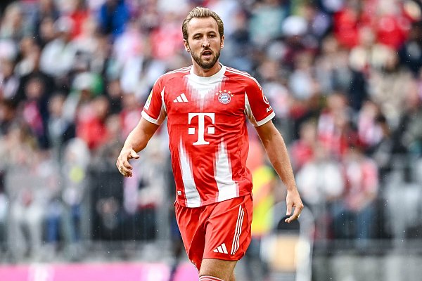 Dass der FC Bayern in der neuen Saison in Trikots mit weißen Längsstreifen aufläuft, kam längst nicht bei allen Fans gut an. - © Harry Langer/dpa