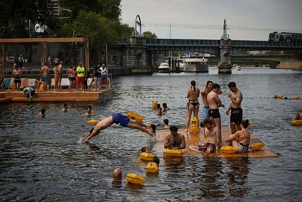 Wegen der regen Nachfrage bleiben zwei der Freibäder in der Seine bis in den September hinein geöffnet. (Archivbild) - © Thomas Padilla/AP/dpa