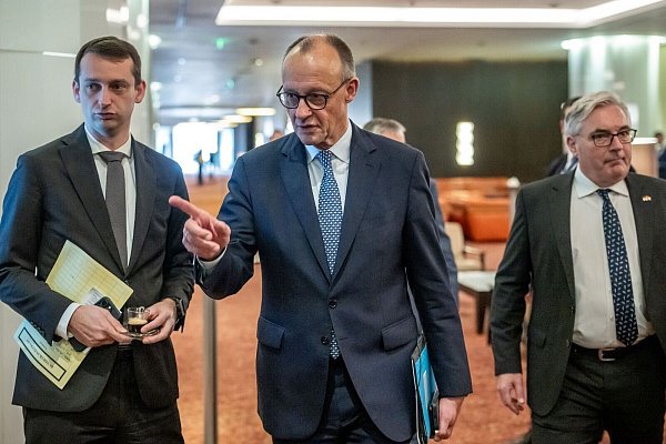 Wie geht es für die Ukraine weiter? Diese Frage spielt auch am Rande des EU-Afrika-Gipfels in Angola, an dem Kanzler Merz teilnimmt, eine Rolle. - © Michael Kappeler/dpa