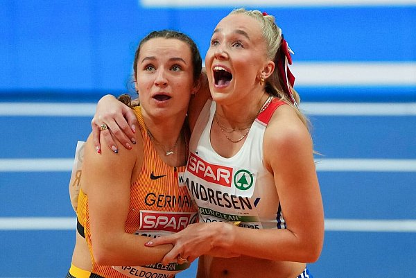 Rosina Schneider (l) überzeugte im Vorlauf über die 60 Meter Hürden. - © Peter Dejong/AP/dpa