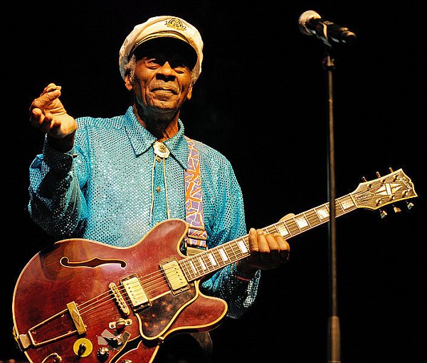 Chuck Berry hat Showeffekte nie verachtet. - © FOTO: DPA