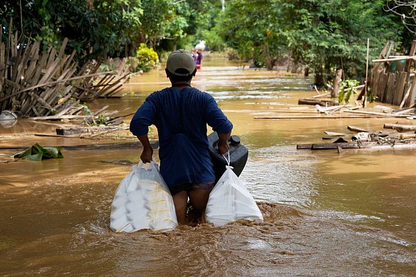 Auch die Menschen in Myanmar kämpfen mit Überflutungen. - © Aung Shine Oo/AP/dpa