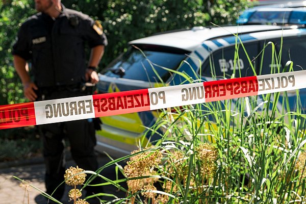 Die Kriminalpolizei sicherte am Tatort Spuren. - © Daniel Vogl/dpa