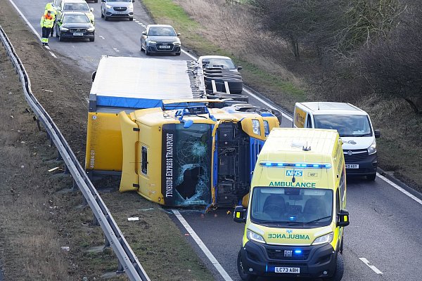 Der Sturm führte auch im Straßenverkehr zu erheblichen Beeinträchtigungen. - © Owen Humphreys/PA Wire/dpa