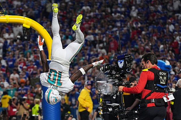 Tyreek Hill jubelte zwischenzeitlich akrobatisch über seinen Touchdown, ging aber erneut als Verlierer vom Feld. - © Matt Rourke/AP/dpa