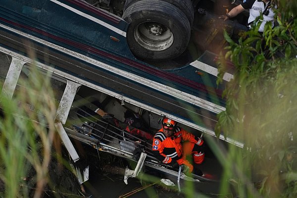 Die Einsatzkräfte konnten einige Menschen lebend retten. - © Moises Castillo/AP/dpa