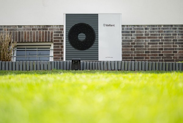 Der Einbau von Wärmepumpen hinkt Zielen hinterher. - © Daniel Reinhardt/dpa/dpa-tmn