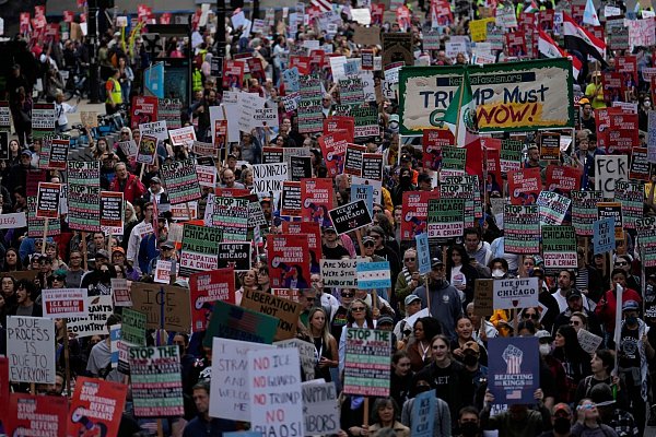 Schon in mehreren Städten hat Trumps aggressiver Politikstil Proteste ausgelöst. - © Carolyn Kaster/AP/dpa