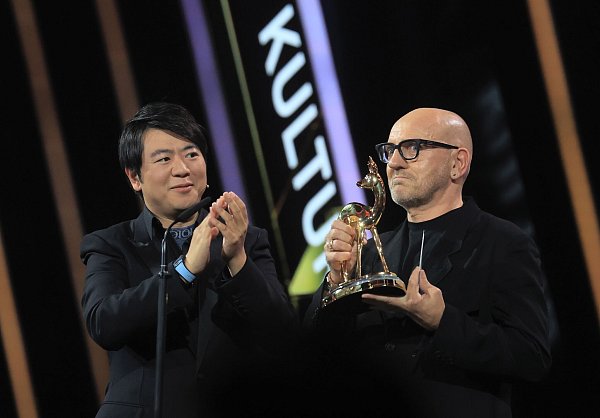 Lang Lang applaudiert für Sven Väth. - © Karl-Josef Hildenbrand/dpa