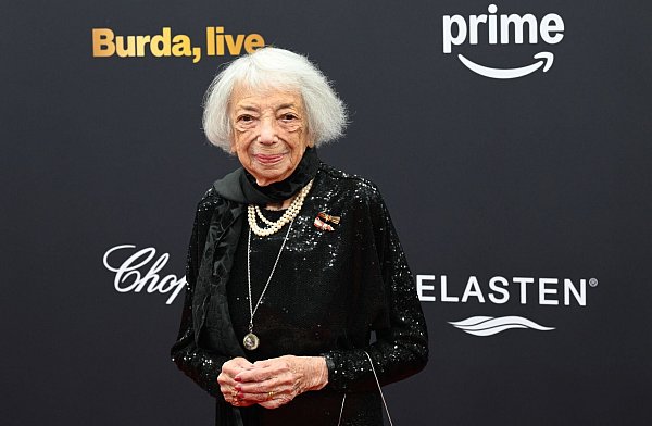 Margot Friedländer beim Bambi. - © Felix Hörhager/dpa