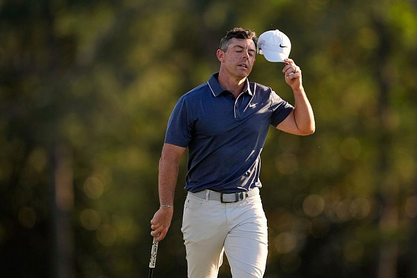 Pure Enttäuschung: McIlroy nach seinem verpatzten Putt zum Sieg auf der letzten Runde. - © David J. Phillip/AP/dpa