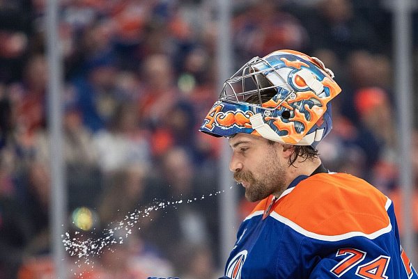 Für Oilers-Torwart Stuart Skinner war der Saisonstart ein Debakel. - © AMBER BRACKEN/The Canadian Press/AP/dpa