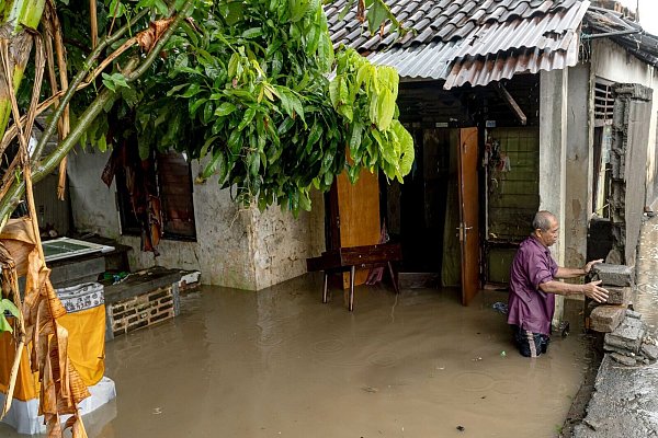 Viele Häuser standen nach tagelangen Regenfällen unter Wasser. - © Dicky Bisinglasi/XinHua/dpa