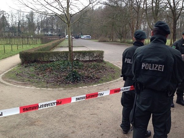 Hundertschaften der Polizei suchten am zweiten Weihnachtsfeiertag nach Spuren und der Tatwaffe des Doppelmords in Gütersloh. - © HANDYFOTO: CHRISTIAN MATHIESEN