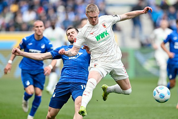 Verbissener Kampf um den Ball: Hoffenheims Jurasek (li.) und Augsburgs Fredrik Jensen - © Uwe Anspach/dpa