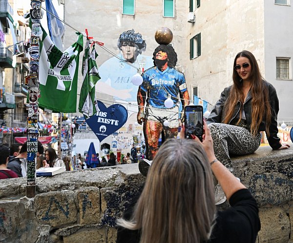 Der Largo Maradona gehört zu den wichtigsten Touristenattraktionen Neapels. (Archivbild) - © Arne Dedert/dpa