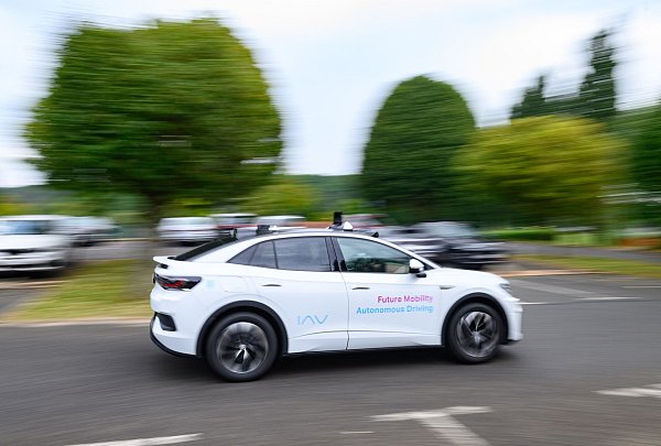 Auch beim autonomen Fahren stellen sich Fragen der Produkthaftung. (Symbolbild) - © Robert Michael/dpa