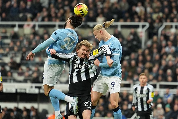 Woltemade (M) spielt seit dieser Saison für Newcastle United in England. - © Jon Super/AP/dpa