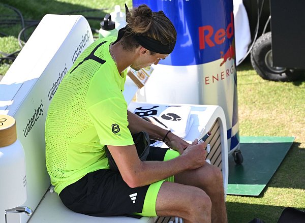 Als Diabetiker muss sich Alexander Zverev spritzen - das hat er auch während seiner Matches im Blick wie hier in Stuttgart. - © Marijan Murat/dpa