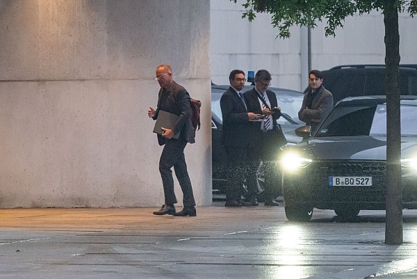 SPD-Fraktionschef Matthias Miersch hat auf dem Weg ins Kanzleramt Unterlagen dabei. - © Fabian Sommer/dpa