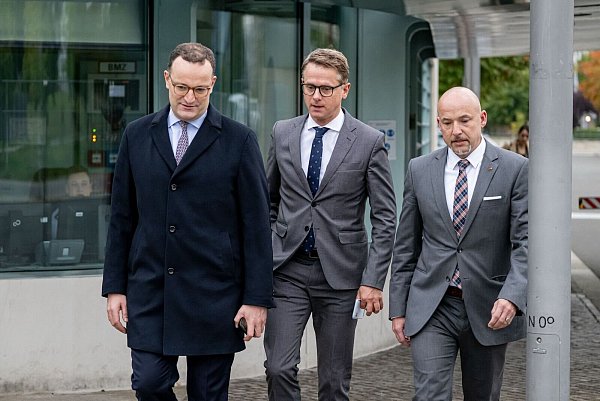 Spitzentrio der Union: Jens Spahn (CDU), Carsten Linnemann (CDU) und Alexander Hoffmann (CSU) schlendern zum Koalitionsausschuss. - © Fabian Sommer/dpa