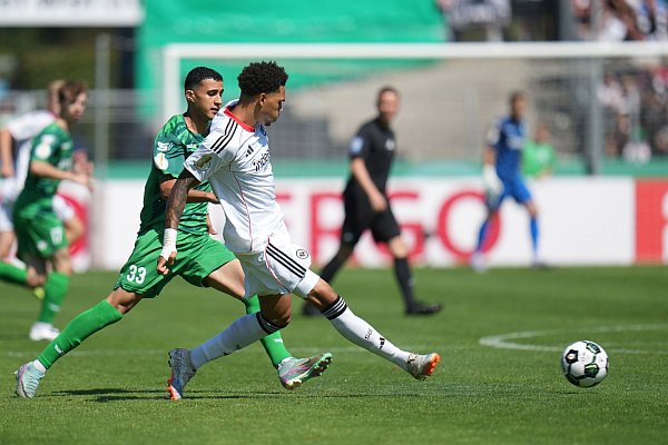 Eintracht Frankfurt um Nnamdi Collins (vorne) hatte mit dem FV Engers in der ersten Hälfte mehr Mühe als erwartet. - © Thomas Frey/dpa