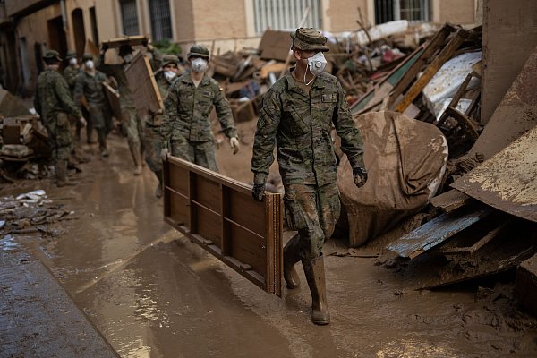 An den Aufräumarbeiten nehmen auch Tausende Soldaten teil. Hier im Einsatz im Ort Paiporta. - © Alejandro Martínez Vélez/EUROPA PRESS/dpa