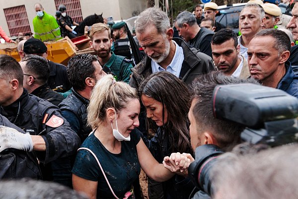 König Felipe VI. (M) und Königin Letizia (M, unten) bei ihrem Besuch in einem von den Überschwemmungen betroffenen Gebiet. Am Dienstag will Felipe wieder ins Katastrophengebiet reisen. (Archivbild) - © Carlos Luján/EUROPA PRESS/dpa