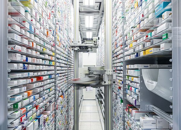 Viele Präparate in einer Apotheke, welches ist das richtige? - © Jan Woitas/dpa-Zentralbild/dpa