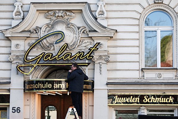In der Serie geht es wieder um die Tanzschule «Galant». - © Hannes P. Albert/dpa