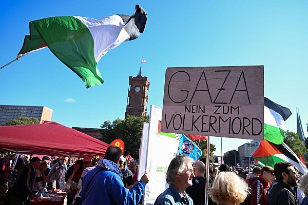 Menschen trugen Fahnen und Schilder. - © Annette Riedl/dpa