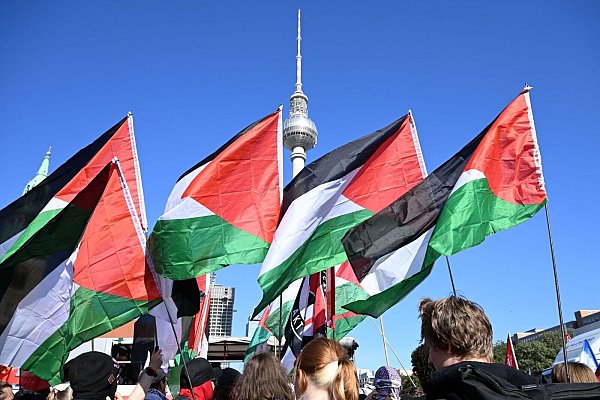 Palästinensische Fahnen waren zu sehen. - © Annette Riedl/dpa