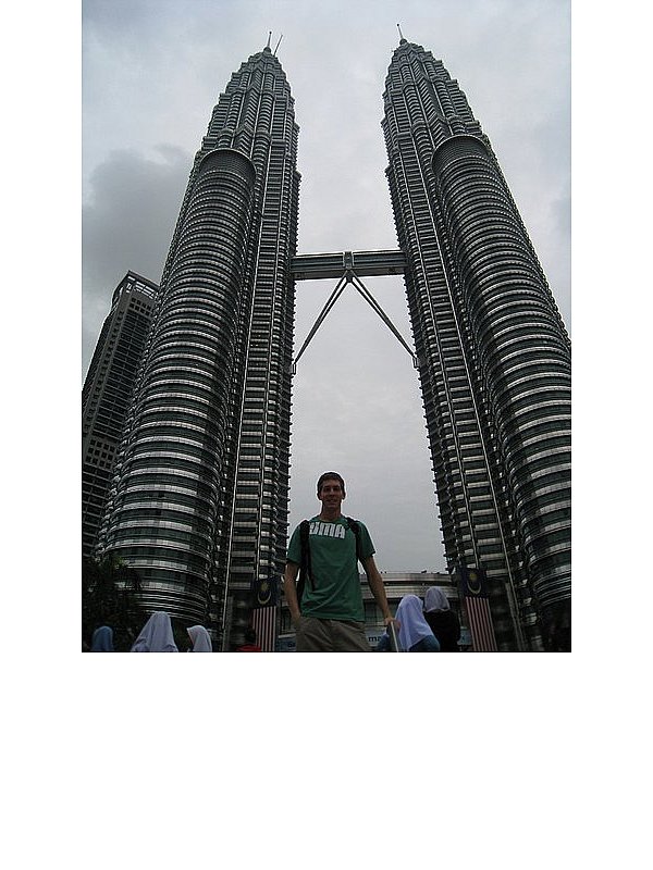 Johannes Heider nutzt die Zeit in Singapur und erkundet den asiatischen Kontinent. Hier hat er sich vor den Petrona Towers in Kuala Lumpur fotografieren lassen. - © FOTO: HIEDER