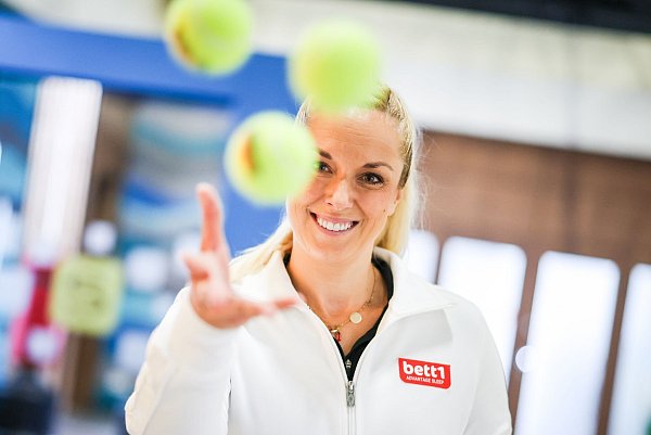 Sabine Lisicki spielt in der Serie Sabine Lisicki - und gibt in der Seifenoper einen Tennis-Workshop. - © Christoph Reichwein/dpa