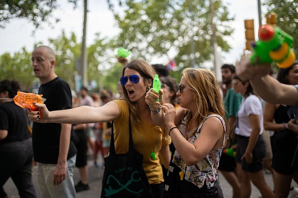 Bei den Protesten gibt es schon mal Spritzer aus Wasserpistolen. (Foto Archiv) - © Lorena Sopêna/EUROPA PRESS/dpa
