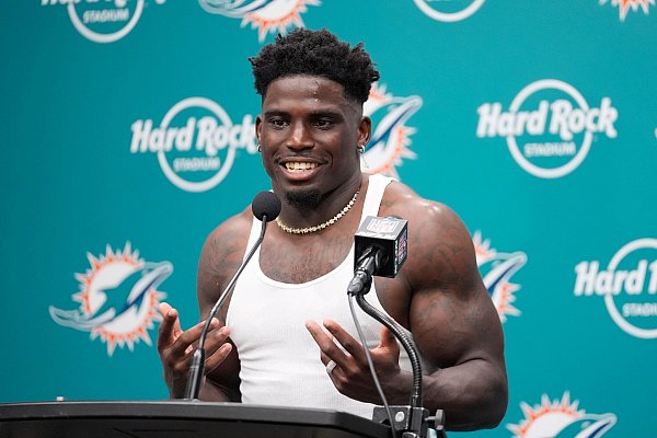 Die Dolphins unterstützen ihren Wde Receiver. - © Rebecca Blackwell/AP/dpa