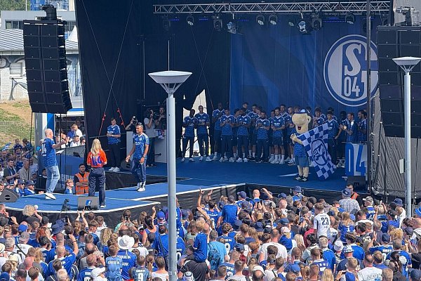 Fans des FC Schalke feiern den neuen Kader - © Carsten Lappe/dpa