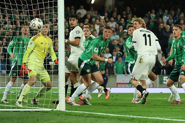 Von Woltemades Schulter ging der Ball ins Tor. - © Christian Charisius/dpa