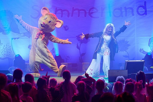 Simone Sommerland animiert zum Mitmachen. - © Bernd Thissen/dpa
