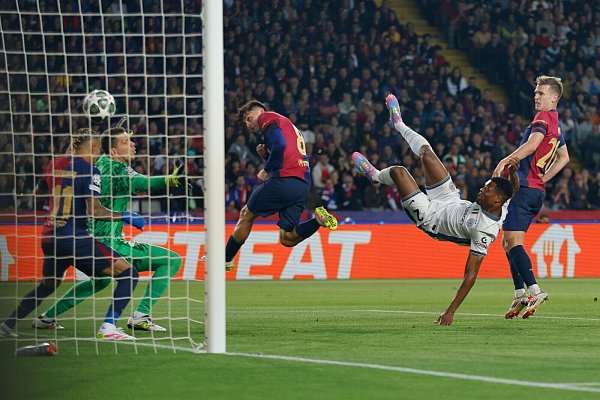 Denzel Dumfries (2.v.r) von Inter Mailand erzielt den zweiten Treffer gegen den FC Barcelona - © Joan Monfort/AP/dpa