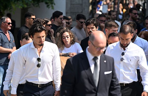 Wenige Tage nach der Hochzeit starb Diogo Jota bei einem Autounfall. Neben Rute Cardoso waren auch zahlreiche Mitspieler des Fußballprofis zur Trauerfeier gekommen. - © Pa/PA Wire/dpa