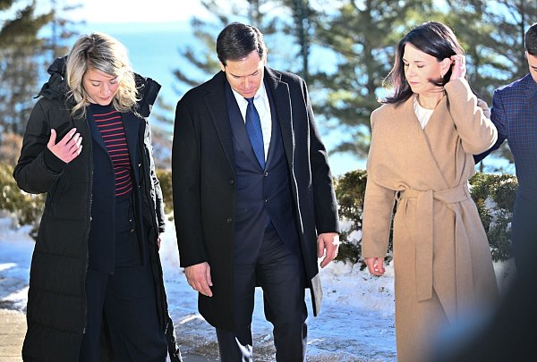 Deutschlands Außenministerin Baerbock (r.) fand überraschend positive Worte für ihren US-Kollegen Rubio (M.). - © Sebastian Gollnow/dpa