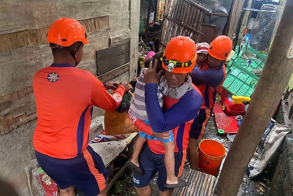 Zahlreiche Rettungsteams waren im Einsatz. - © Uncredited/Philippine Coast Guard/AP/dpa