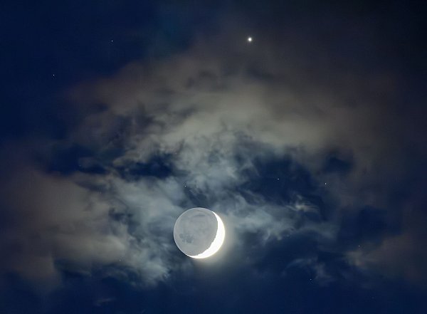 Die Mondsichel zusammen mit der Venus (am oberen Bildrand). - © Patrick Pleul/dpa