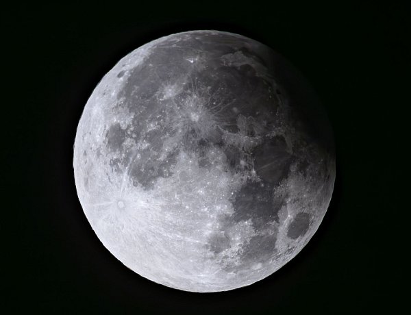 Eine partielle Mondfinsternis, bei der 9,1 Prozent des Mondes verdeckt waren. - © Patrick Pleul/dpa