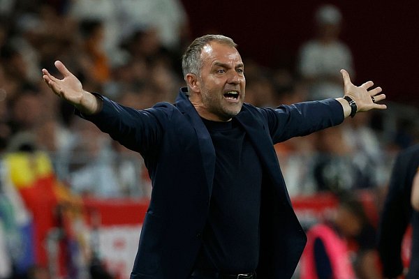 Barcelonas Trainer Hansi Flick gewann auch sein drittes Spiel gegen Real Madrid in dieser Saison. - © Joan Monfort/AP/dpa