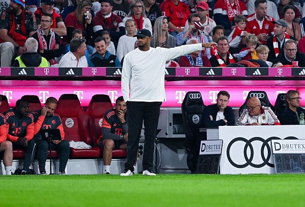 Bayern-Trainer Vincent Kompany erlebte beim Wiedersehen mit seinem Ex-Club HSV einen entspannten Abend am Spielfeldrand. - © Sven Hoppe/dpa